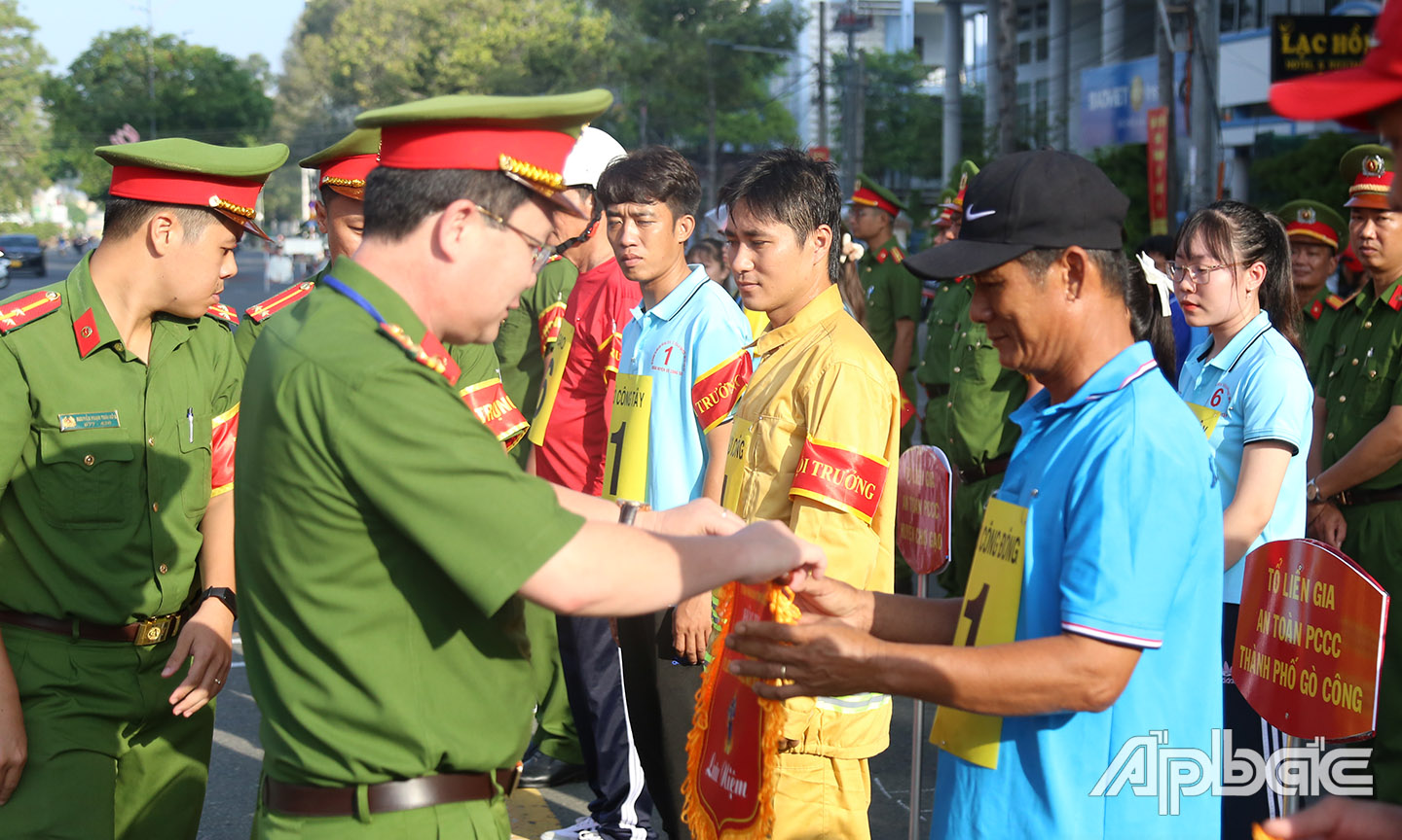 Đại tá Nguyễn Minh Tân trao cờ lưu niệm cho các đội tham gia.