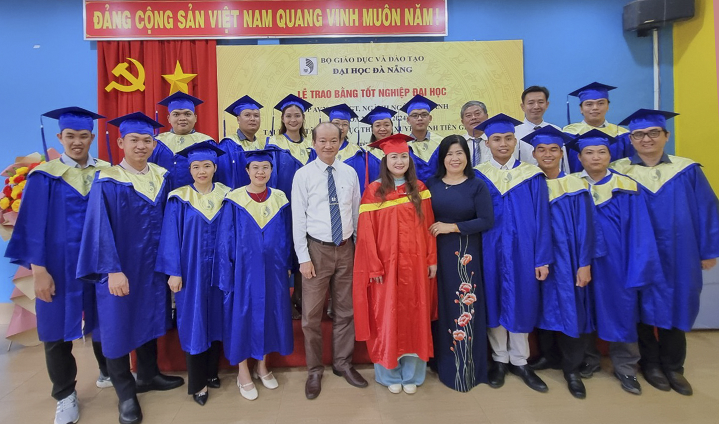 Các tân cử nhân Ngôn ngữ Anh vừa được nhận bằng tốt nghiệp tại Trung tâm GDTX