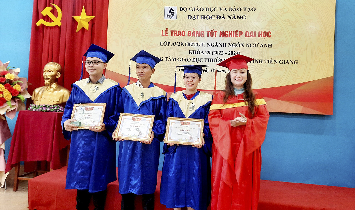 ThS Nguyễn Thị Thu Hương, Phó Giám đốc Trung tâm Đào tạo Thường xuyên, Đại học Đà Nẵng trao giấy khen cho học viên có thành tích học tập tốt