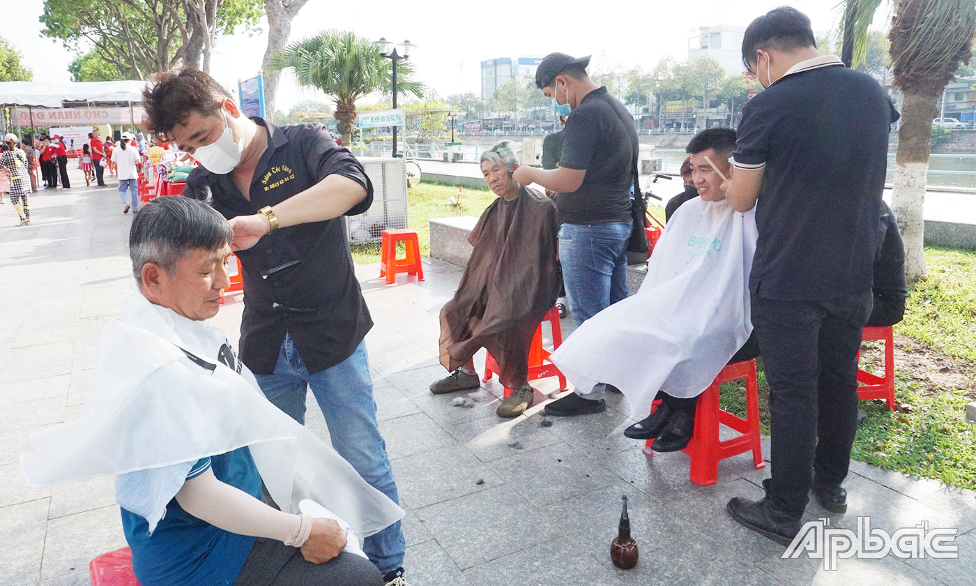 Hỗ trợ cắt tóc miễn phí cho người dân