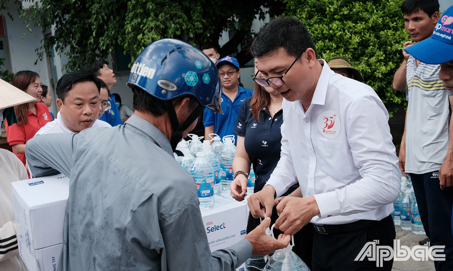 Ông Trần Chánh Vĩnh- Giám đốc siêu thị Co.opmart Mỹ Tho trao nước cho bà con khó khăn thiếu nước sinh hoạt