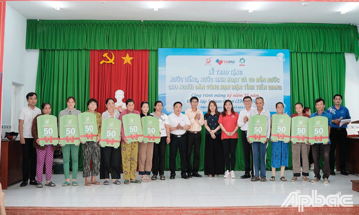 Bà con nhận bồn chứa nước nhận bảng biểu trưng từ Ban tổ chức tại Chương trình