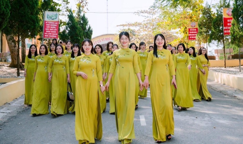 Giáo viên Trường Tiểu học thị trấn Hạ Hòa (Hạ Hòa, Phú Thọ) trong Tuần lễ Áo dài. Ảnh: INT