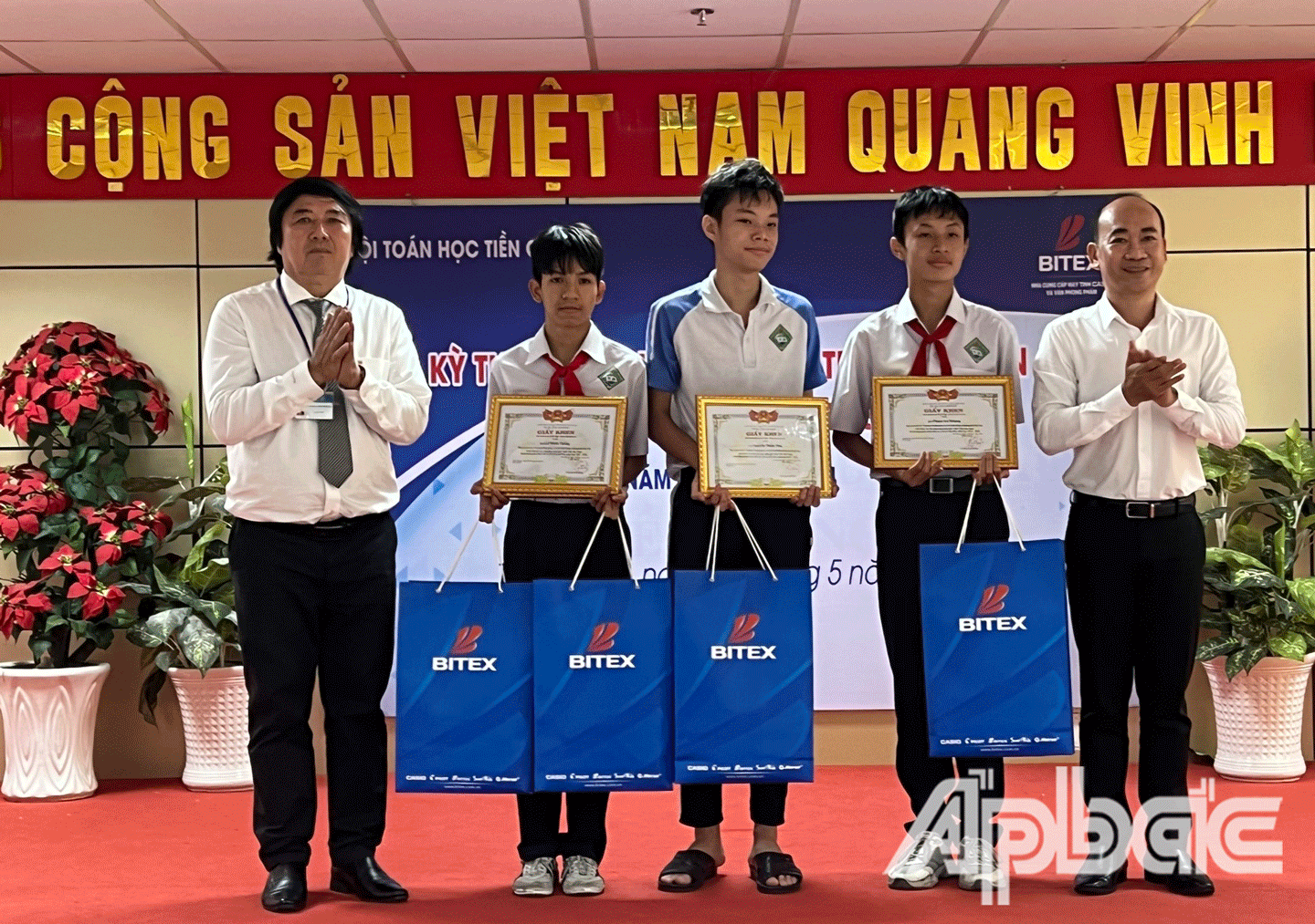 Ban tổ chức phát giải cho các thí sinh. 