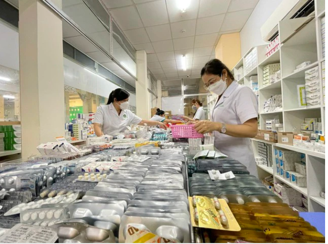 Bộ trưởng Bộ Y tế phân cấp thẩm quyền quyết định mua sắm thuốc cho các cơ quan, đơn vị trực tiếp sử dụng nguồn vốn thuộc phạm vi quản lý của Bộ Y tế để mua thuốc phục vụ hoạt động của cơ quan, đơn vị đó và phục vụ nhiệm vụ do Bộ trưởng Bộ Y tế giao.