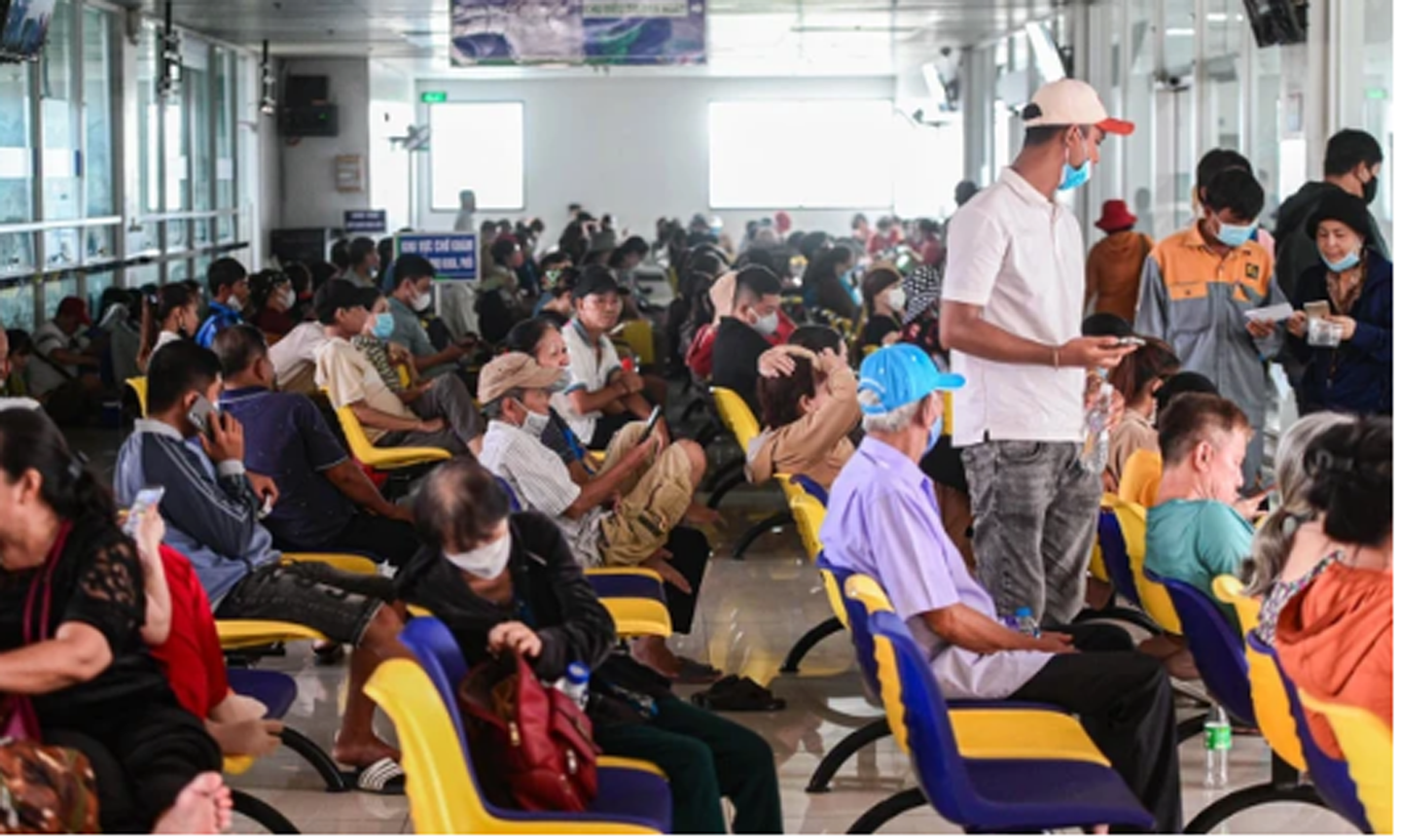 Người bệnh chờ đợi tại Bệnh viện Ung bướu TPHCM cơ sở 2. Ảnh: GIAO LINH