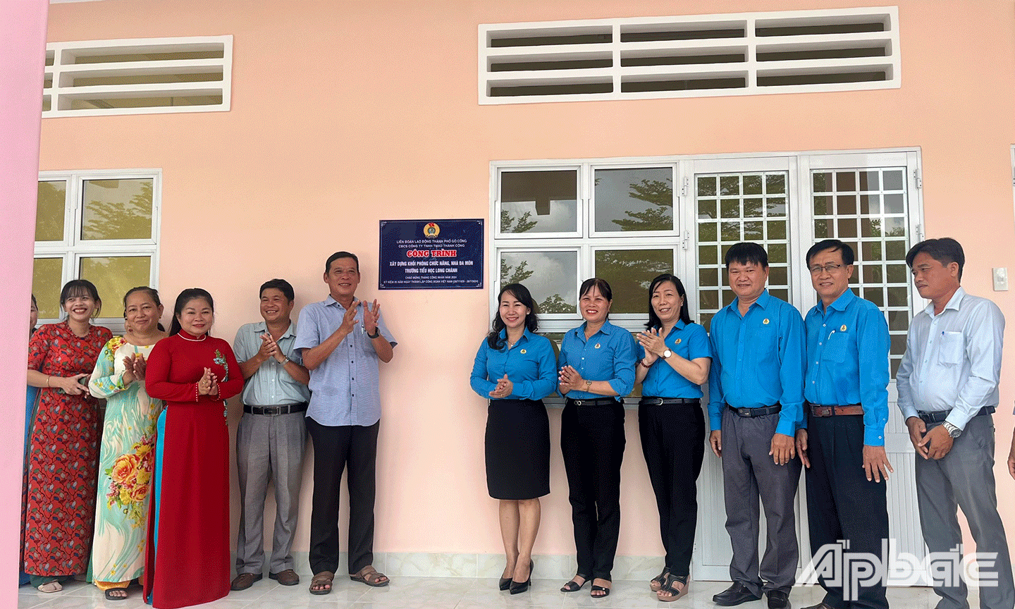 gắn biển công trình “Xây dựng khối phòng chức năng, nhà đa môn Trường TH Long Chánh” 