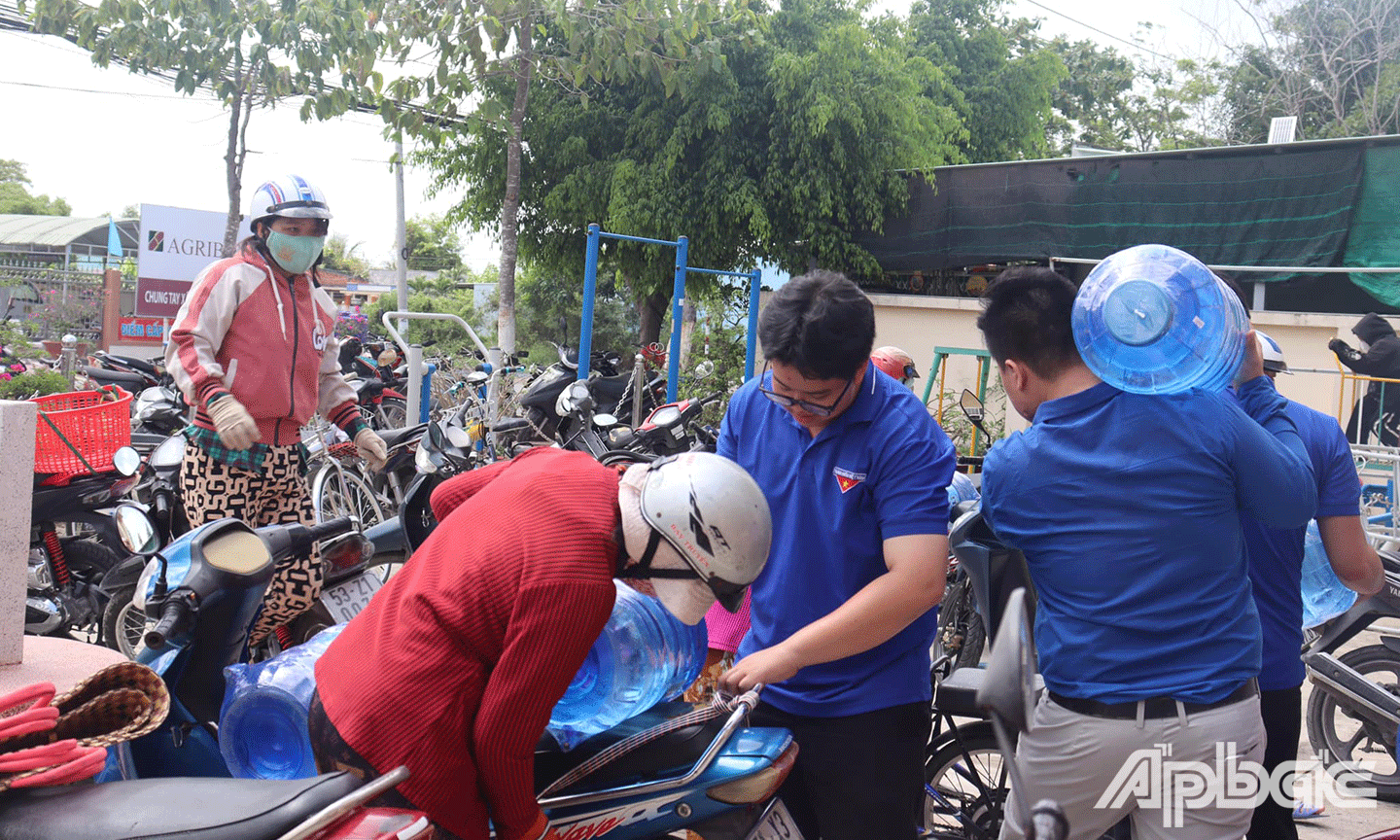 Đoàn thanh niên hỗ trợ người dân đến chở nước về nhà