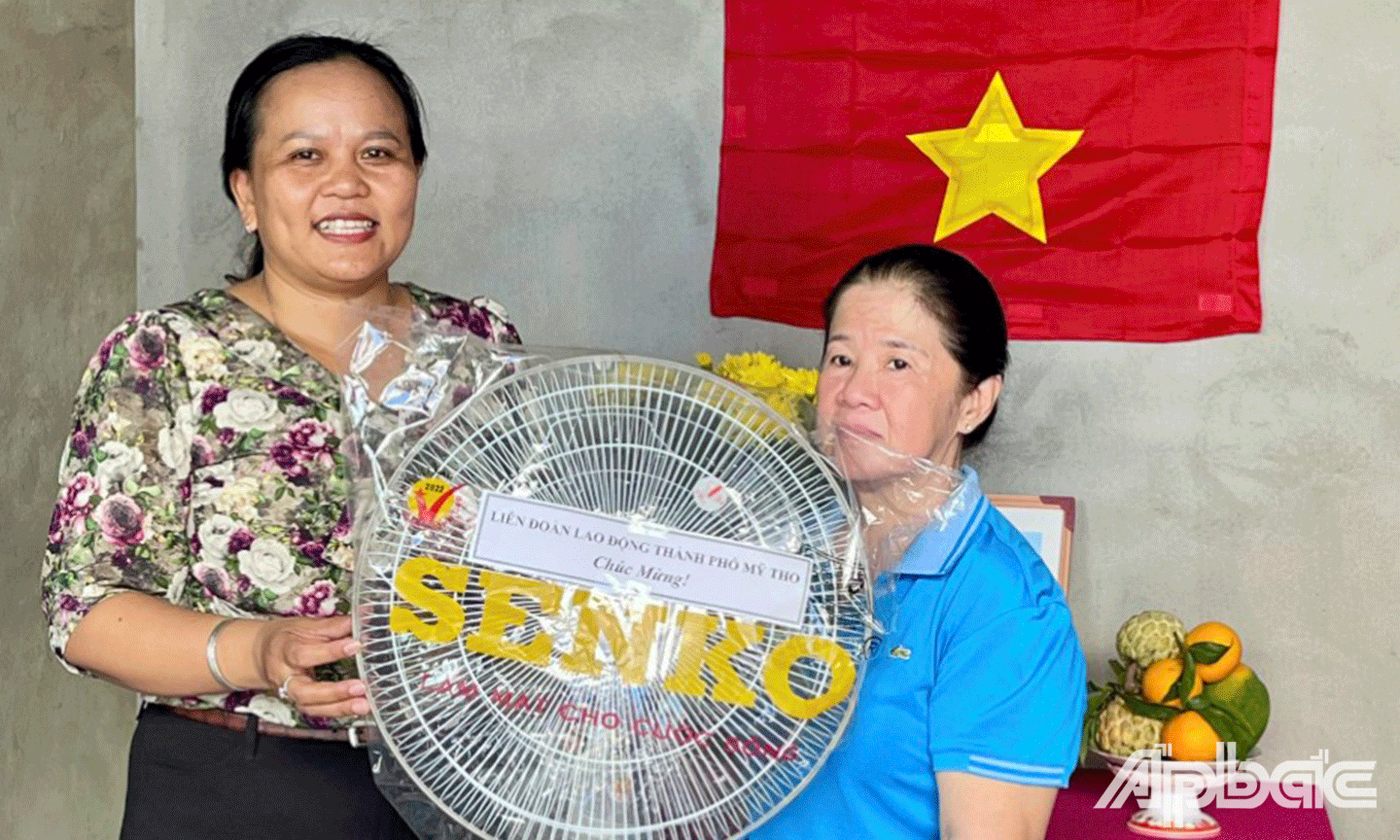 LĐLĐ TP. Mỹ Tho trao tặng quà đến chị