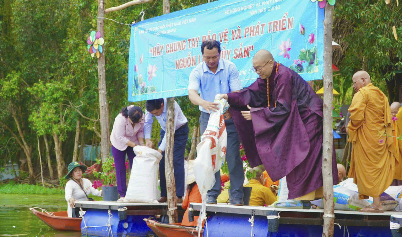 Ban Trị sự Phật giáo tỉnh thả cá phóng sinh tái tạo nuồn lợi thủy sản tại Khu sinh thái huyện Tân Phước