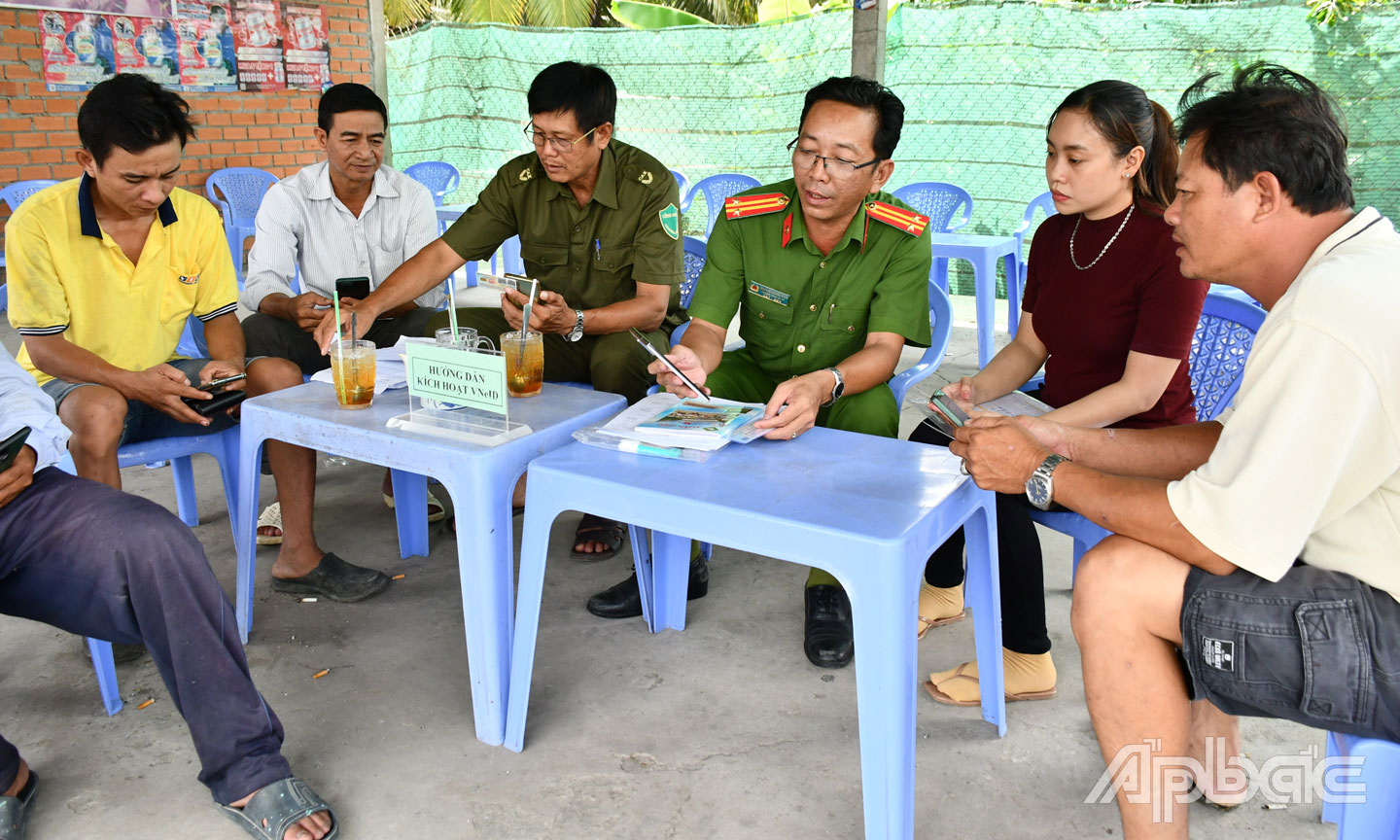 Công an xã Long An, huyện Châu Thành, tỉnh Tiền Giang hướng dẫn người dân cài đặt ứng dụng định danh điện tử VNeID.