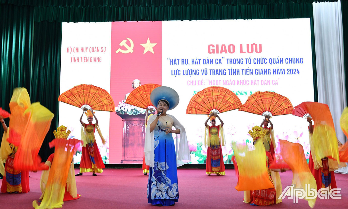 Tiết mục hát múa “Đất nước lời ru” của đơn vị Hội Liên hiệp Phụ nữ huyện Chợ Gạo.