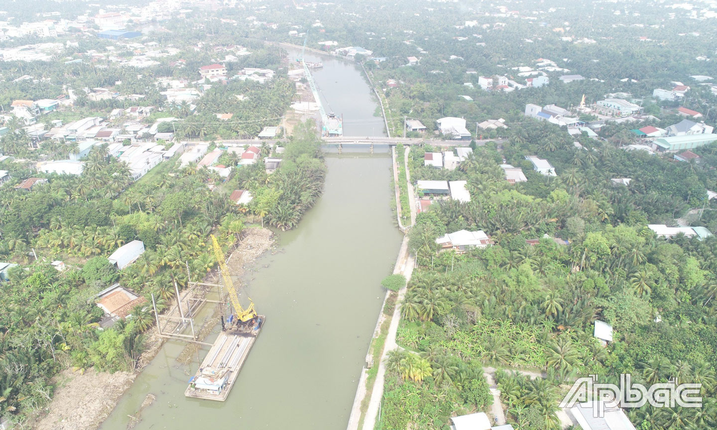 Thi công Dự án đường và kè sông Bảo Định.  Ảnh: Minh Thành