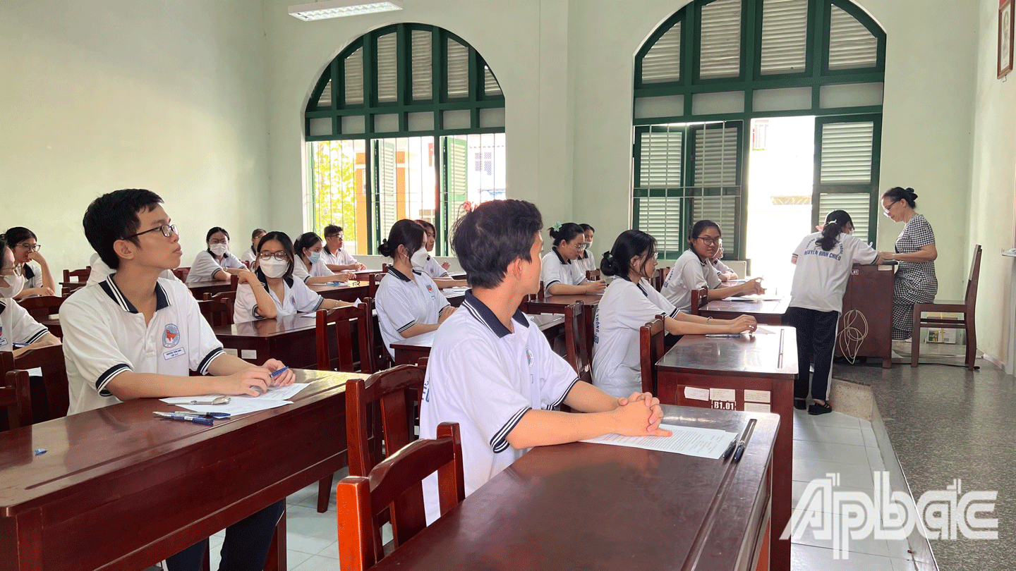 Thí sinh làm bài thi. 
