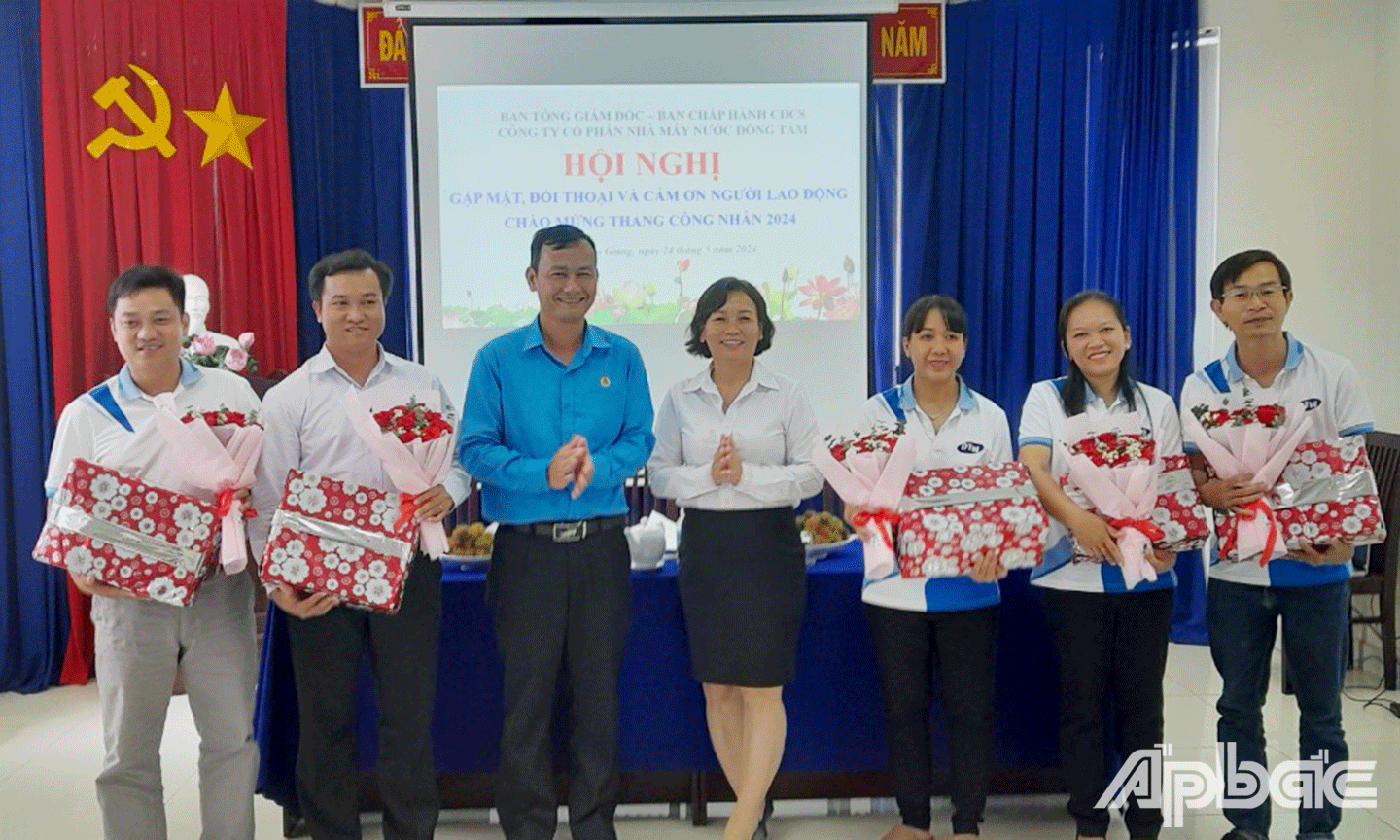 Công ty trao quà  tri ân đến người lao động 