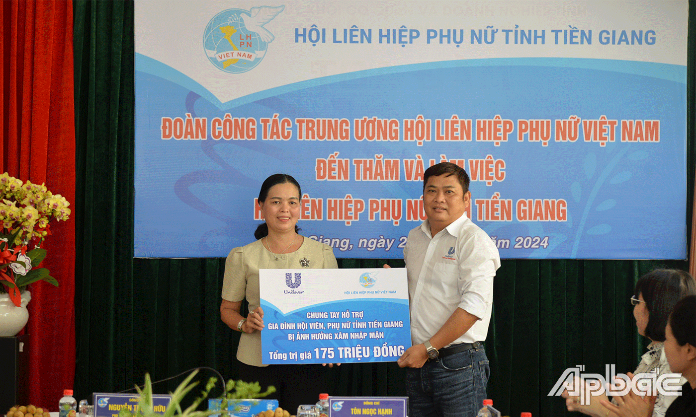 Công ty TNHH Unilever trao bảng tượng trưng tặng bồn chứa nước và can chứa nước.