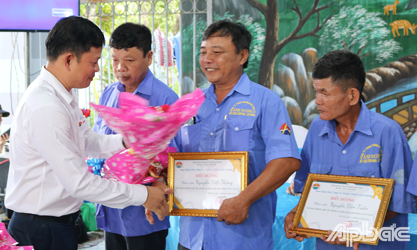 Giám đốc Công ty Phan Văn Út tặng hoa