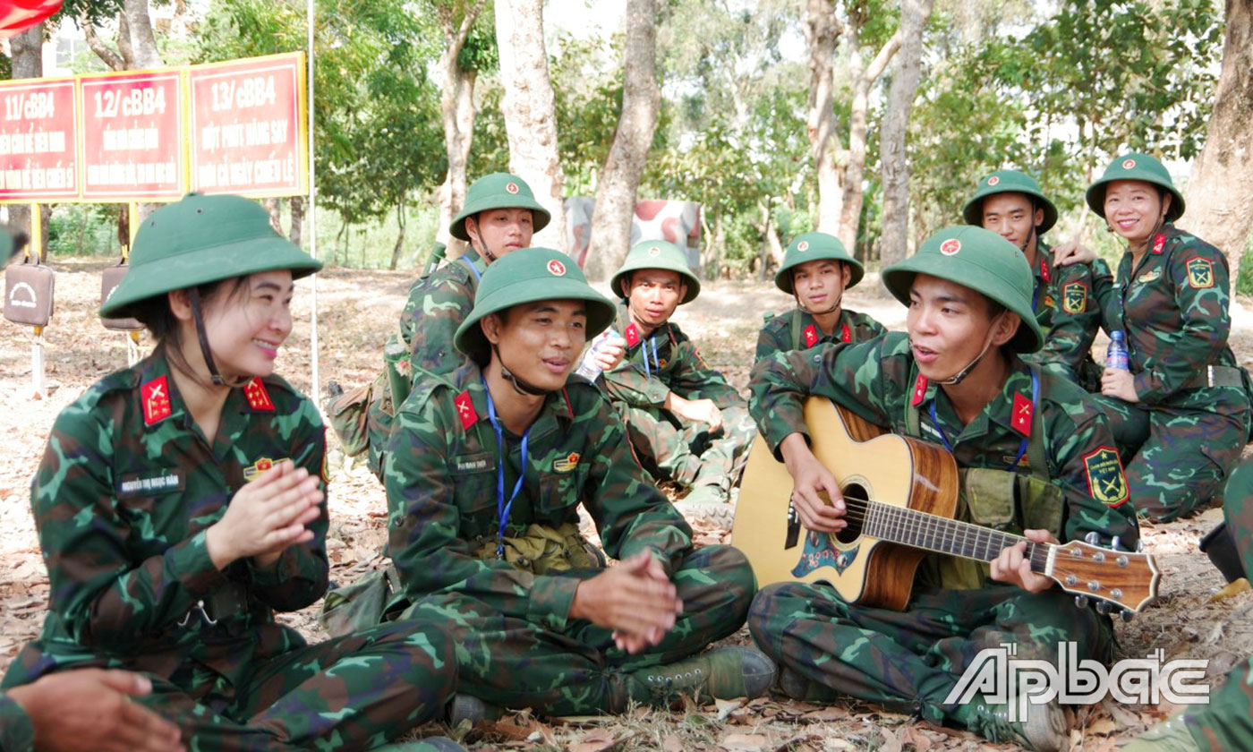 Cán bộ, hội viên Hội Phụ nữ cơ sở Trung đoàn 9, Sư đoàn 8 thăm hỏi, động viên chiến sĩ mới Tiểu đoàn 4, Trung đoàn 9 tại thao trường huấn luyện.  