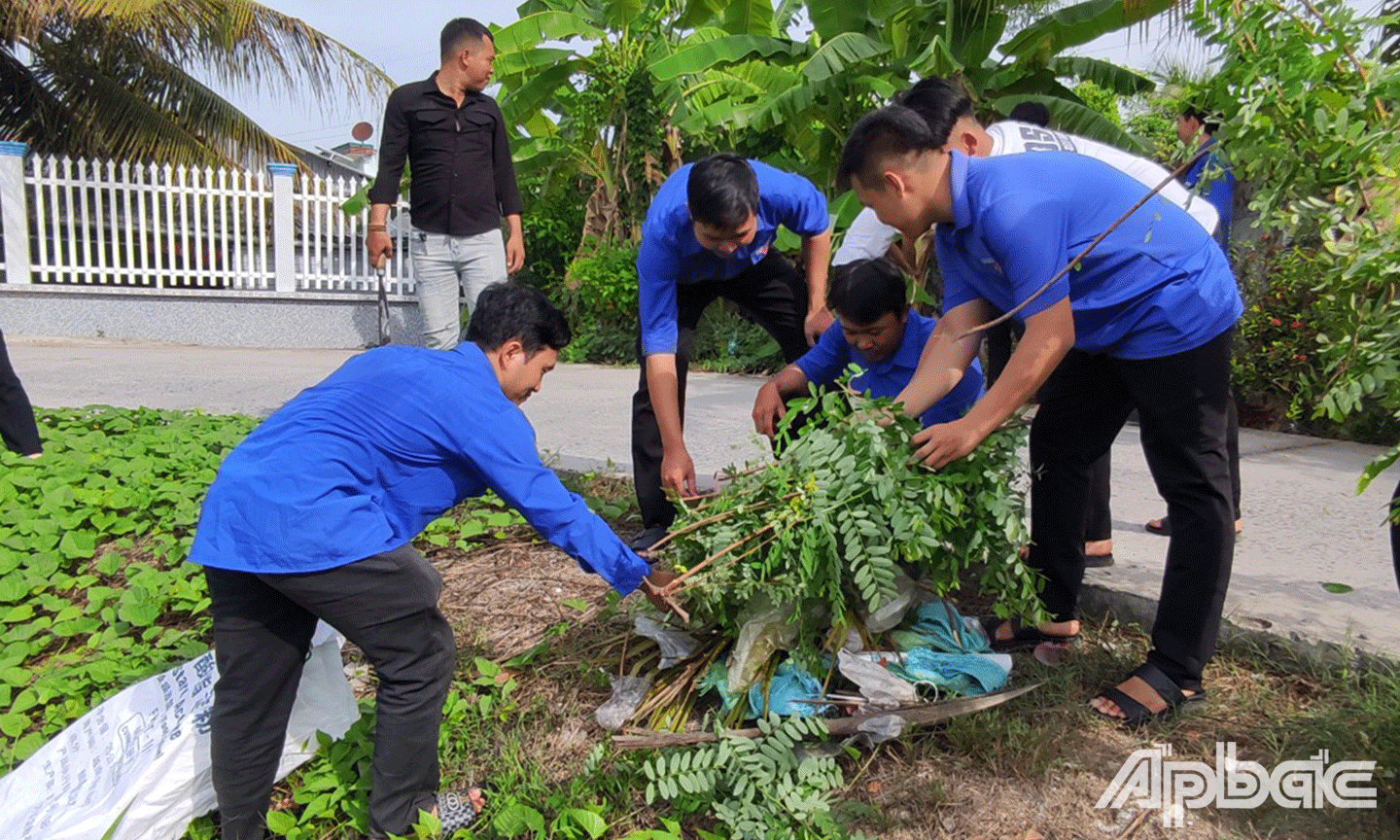 Thanh niên ra quân chặt tỉa cây xanh che khuất tầm nhìn trên tuyến đường 