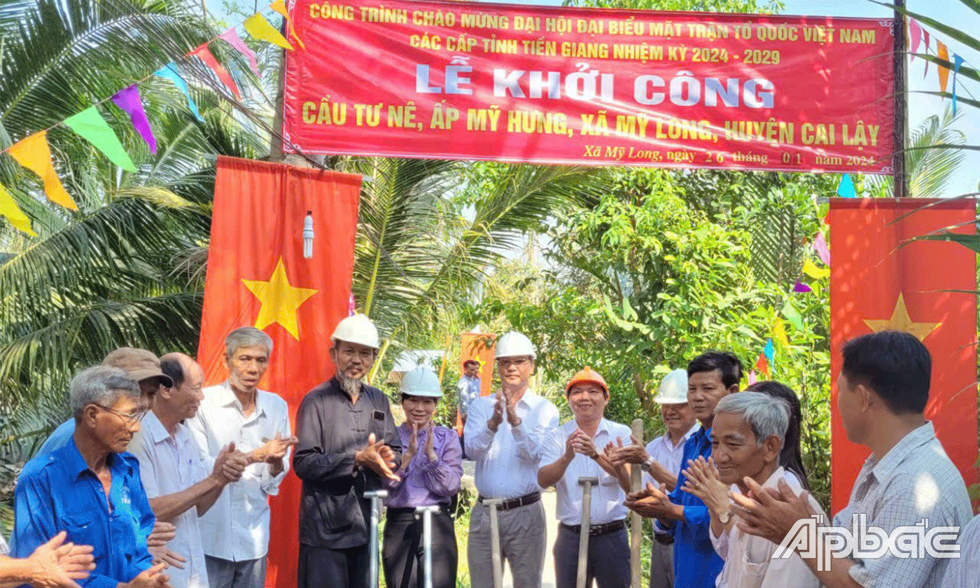 Khởi công xây dựng cầu giao thông nông thôn.
