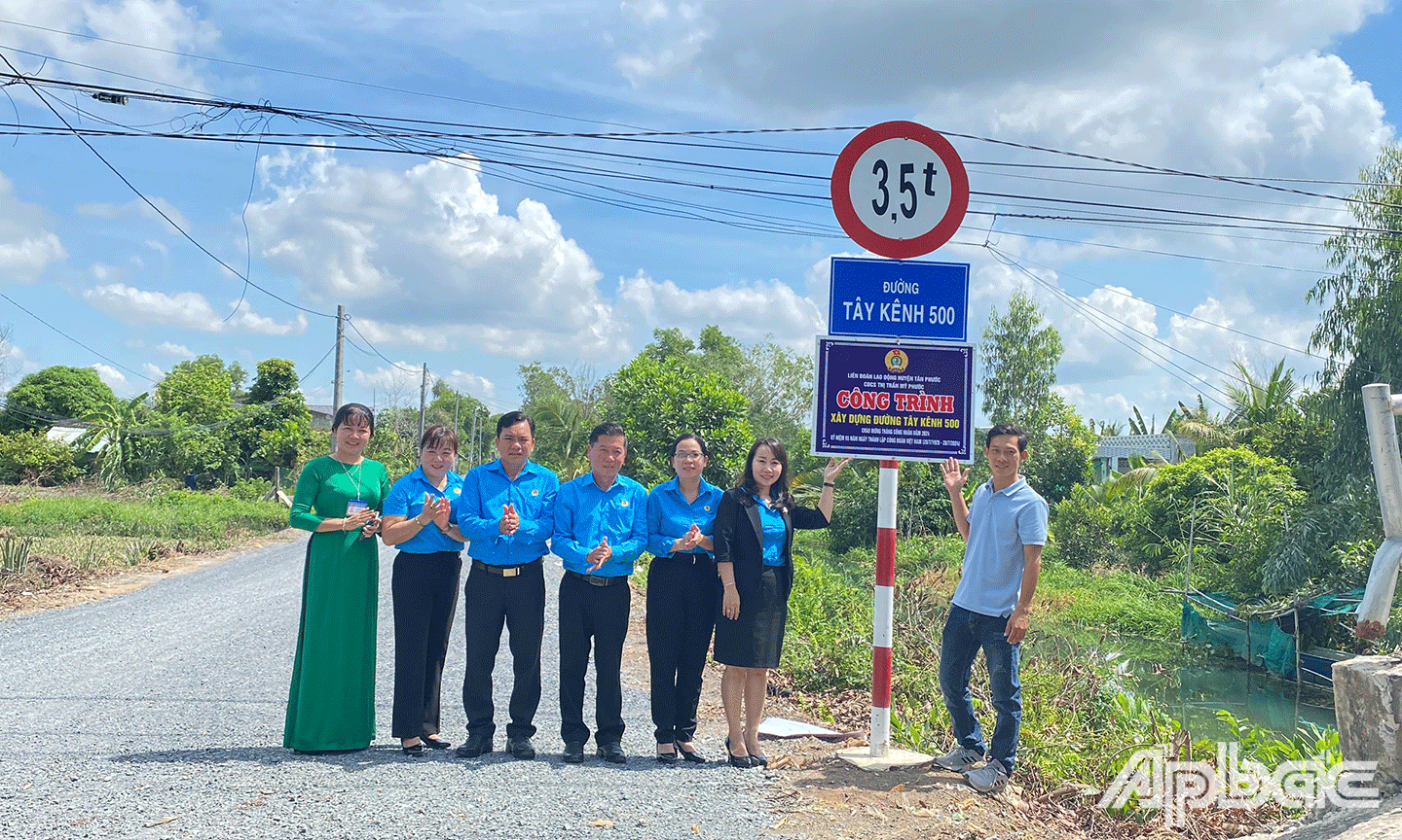 Lễ gắn biển công trình cấp tỉnh “Xây dựng đường Tây Kênh 500”