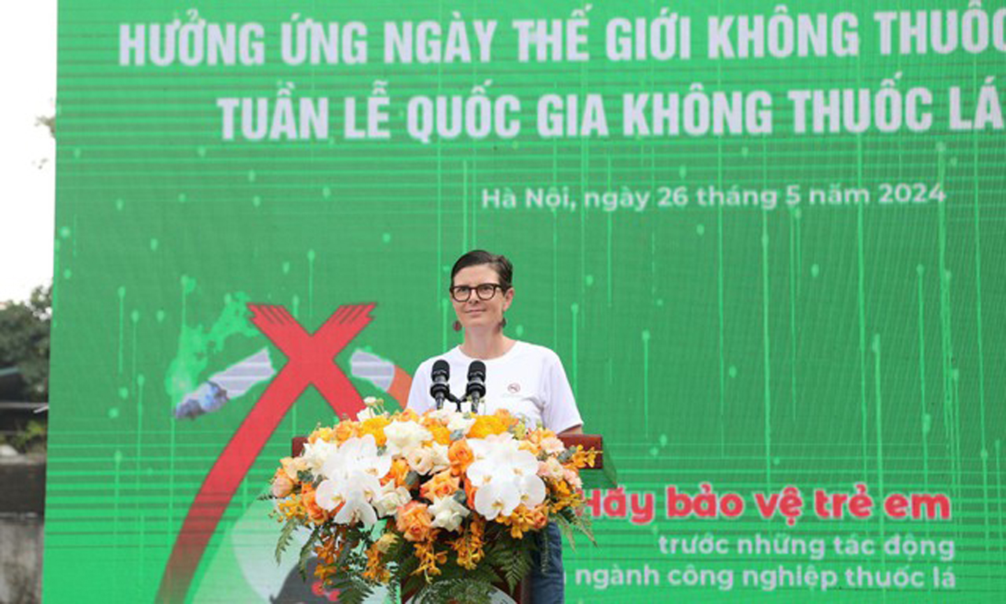 TS Angela Pratt cho rằng, chúng ta phải bảo vệ trẻ em chống lại tác hại của thuốc lá thông thường và các sản phẩm thuốc lá mới - Ảnh: VGP/HM