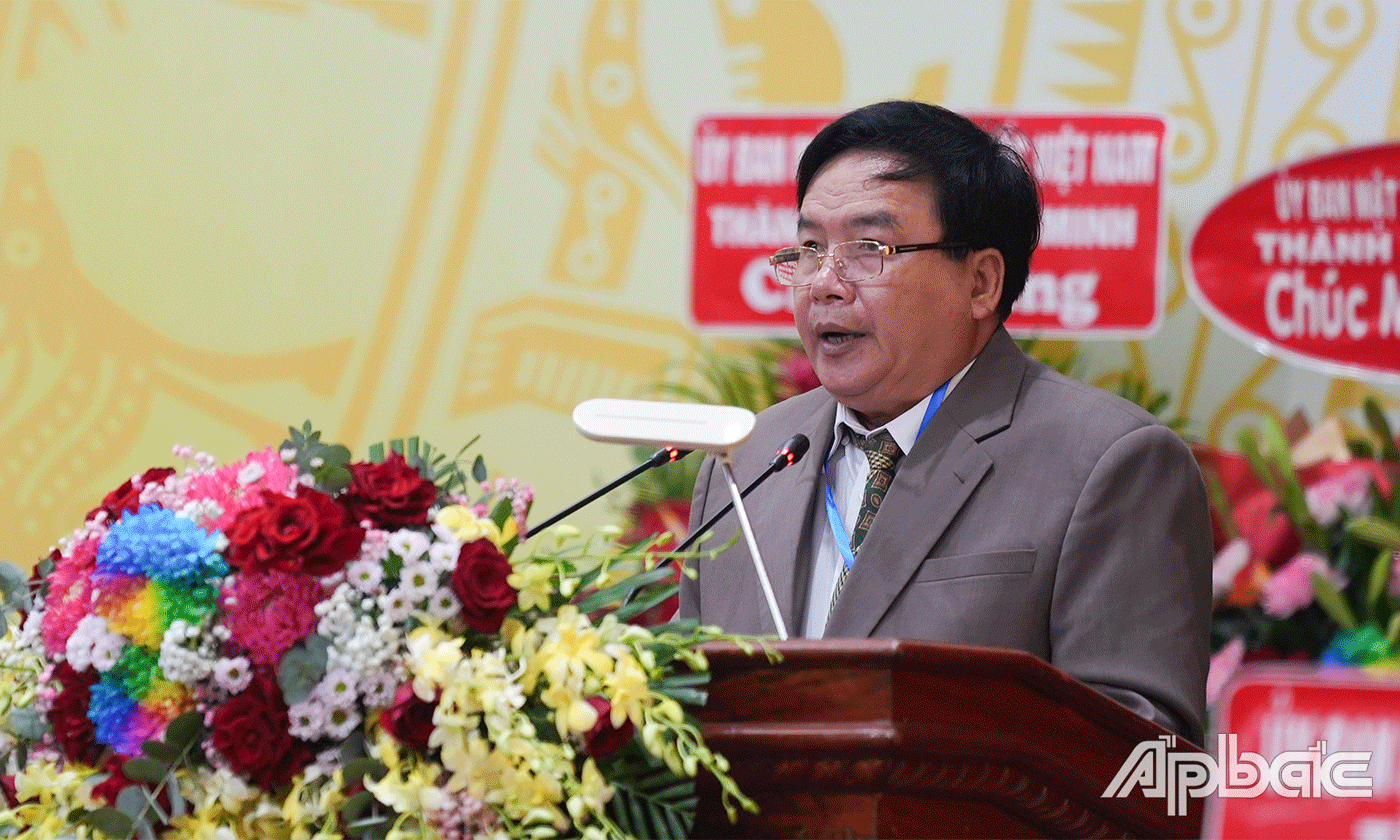 Phó Chủ tịch MTTQ tỉnh Lê Văn Liễng báo cáo kiểm điểm hoạt động của Uỷ ban và Ban thường trực UBMTTQ tỉnh nhiệm kỳ 2019-2024.