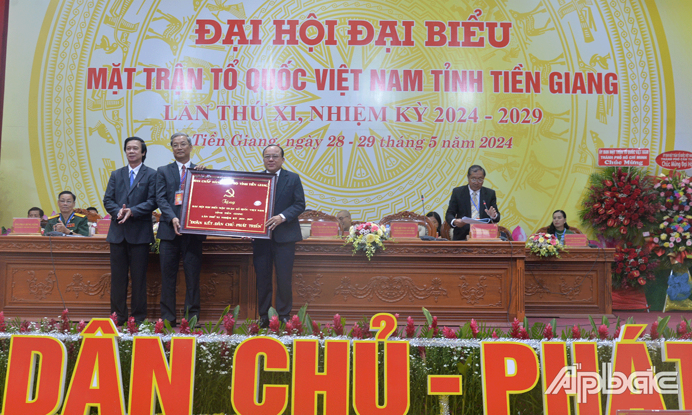 Tỉnh ủy trao tặng Khánh vàng với dòng chữ “Đoàn kết - Dân chủ - Phát triển” cho Uỷ ban MTTQ Việt Nam tỉnh Tiền Giang.