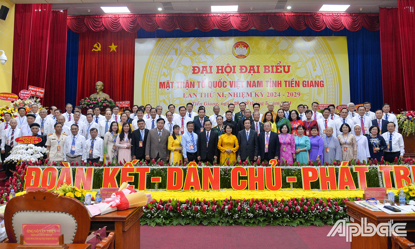 Đại biểu chụp ảnh lưu niệm cùng 82 vị Ủy ban MTTQ Việt Nam tỉnh Tiền Giang lần thứ XI, nhiệm kỳ 2024 - 2029