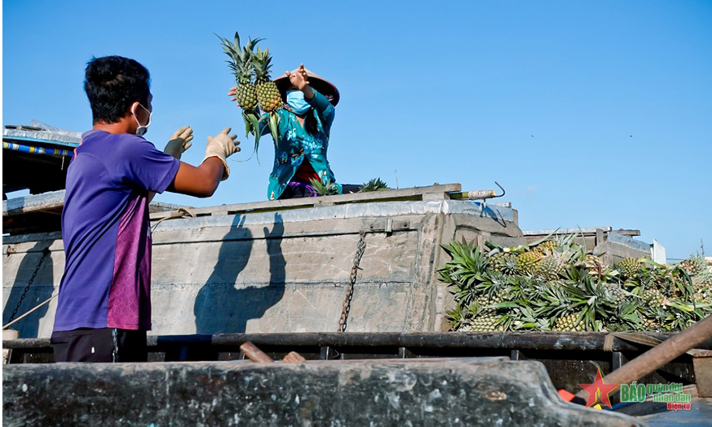 Buôn bán đã trở thành nét đẹp trong văn hóa chợ nổi. 