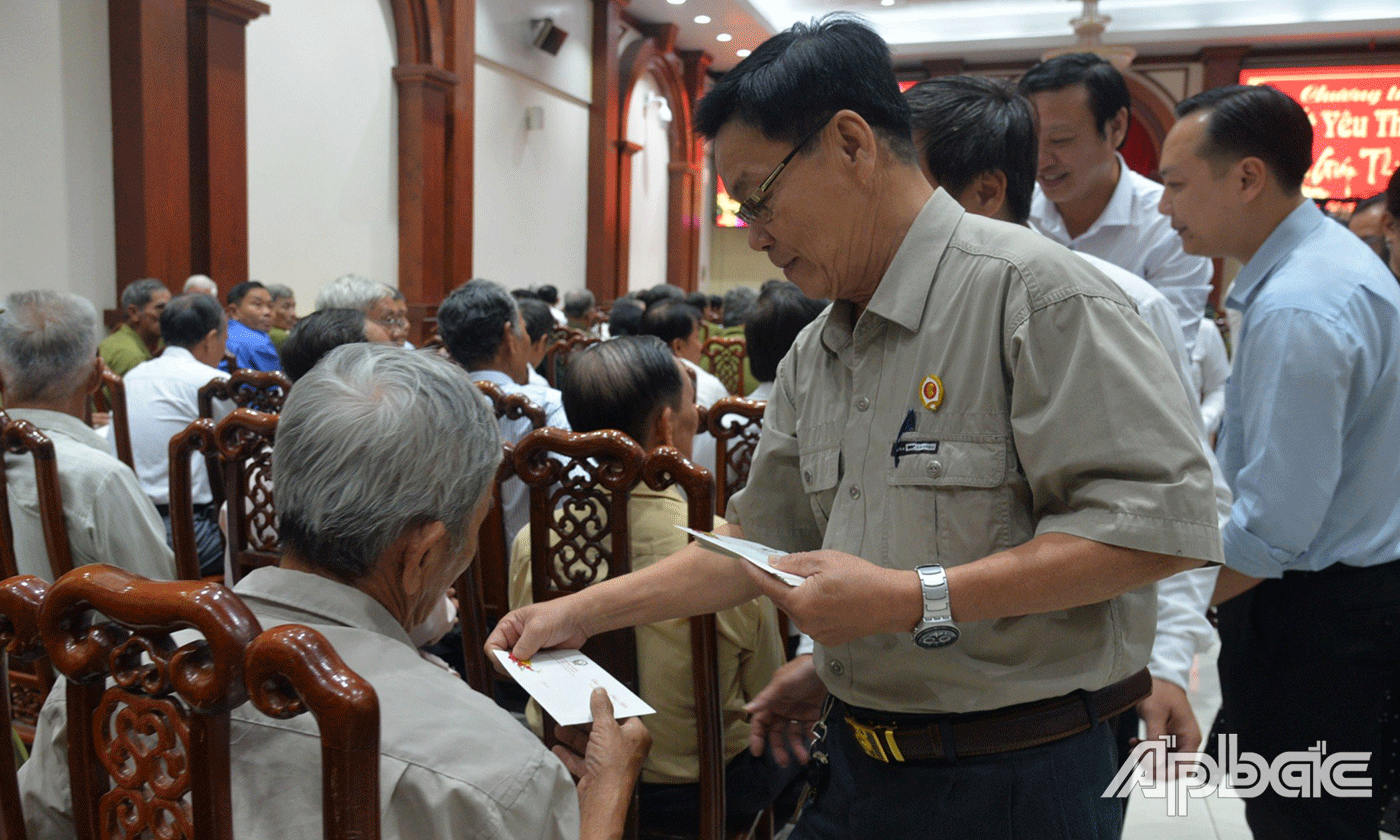 Đại tá Phan Hùng Mạnh tặng quà cho CCB khó khăn.