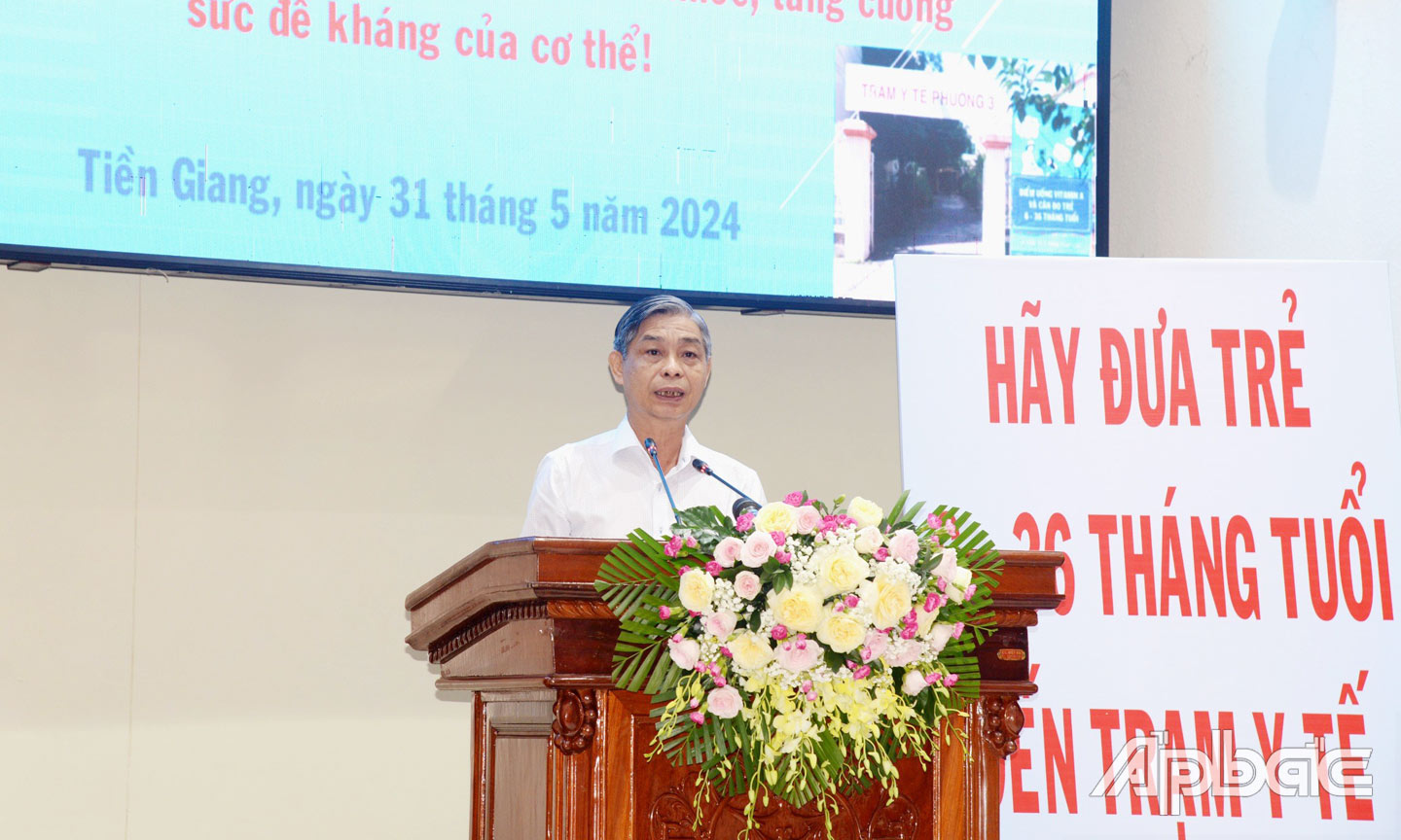 Bác sĩ Chuyên khoa 2 Nguyễn Hữu Diệp, Phó Giám đốc Sở Y tế đến dự và chỉ đạo Lễ mít tinh. Cùng 200 đại biểu là đại diện các Sở, ban, ngành, đoàn thể tỉnh, các phòng chức năng, đơn vị trực thuộc Sở Y tế và đoàn thanh niên Tỉnh Đoàn, sinh viên Cao đẳng Y tế Tiền Giang.