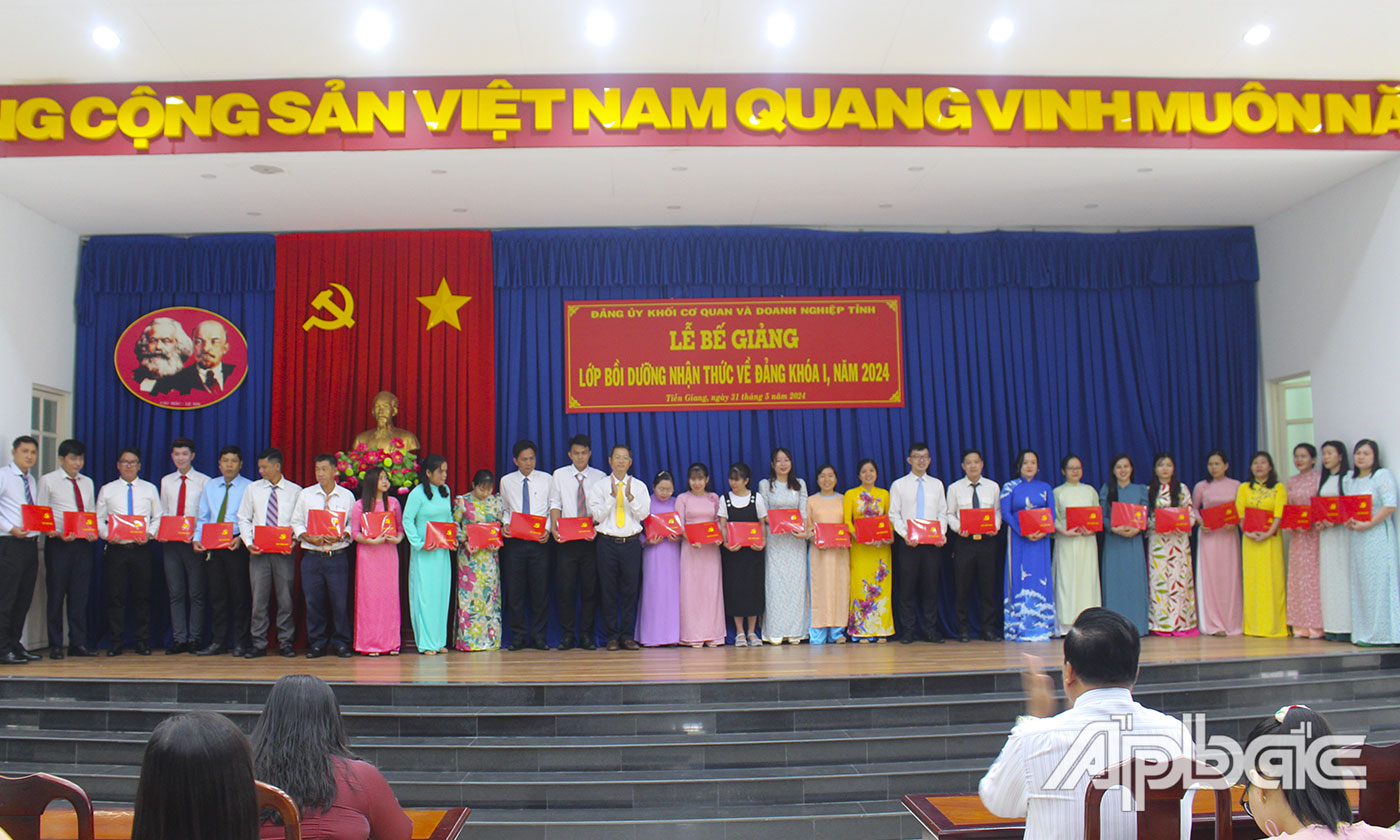 Học viên nhận Giấy chứng nhận.