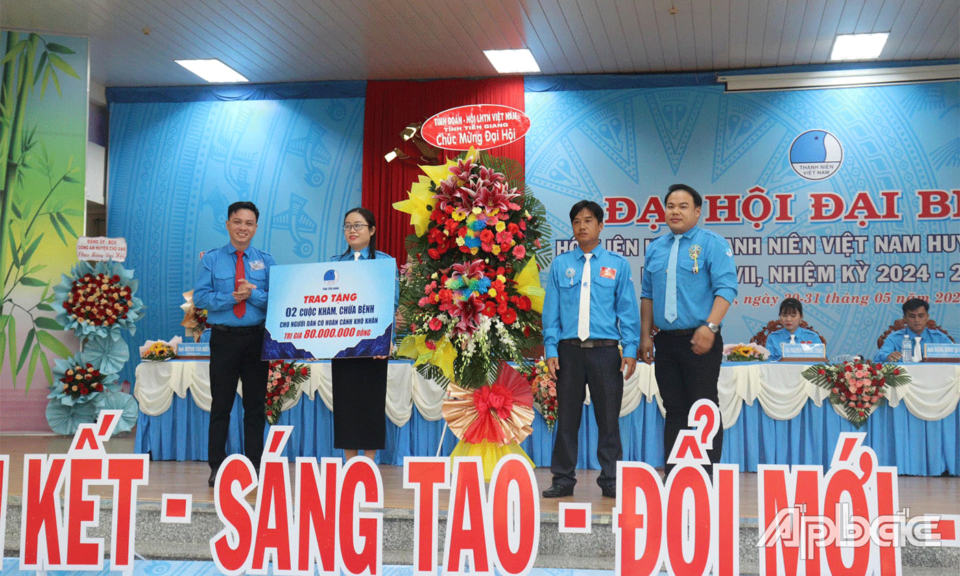 Hội LHTN tỉnh trao tặng công trình thanh niên.
