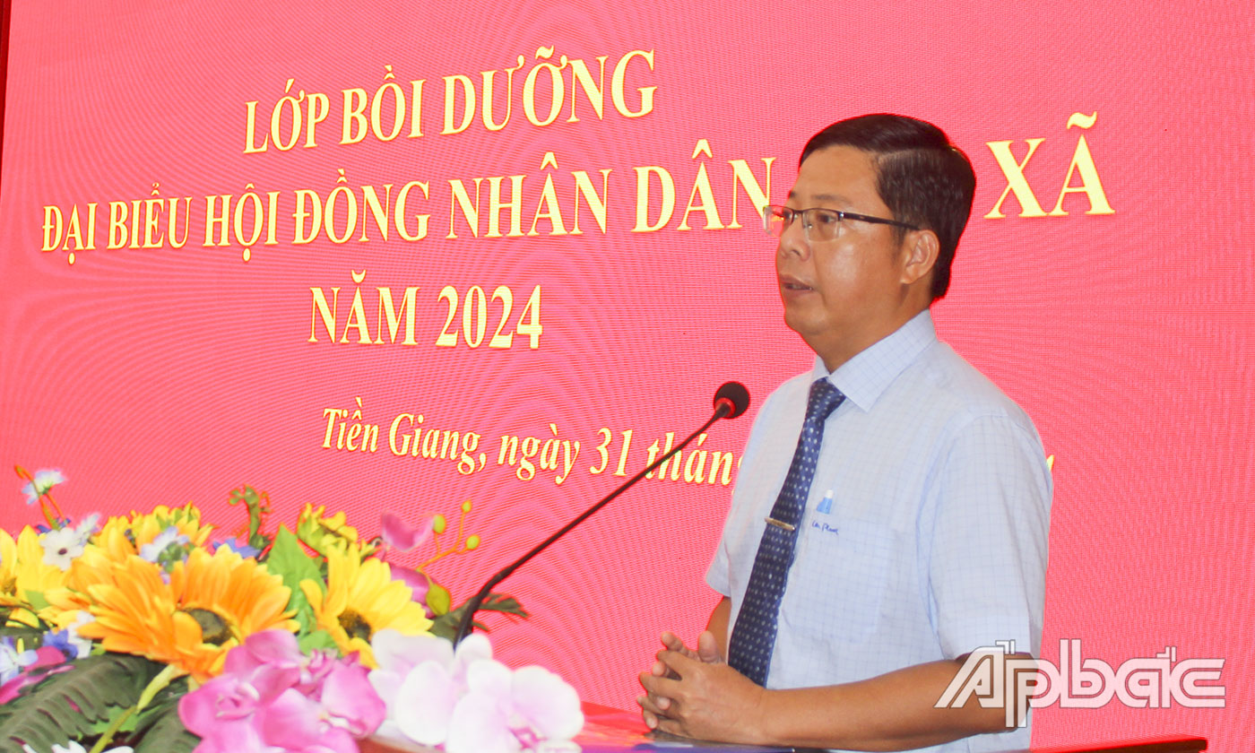 Phó Chủ tịch Thường trực HĐND tỉnh Trần Thanh Nguyên phát biểu tại buổi Lễ bế giảng.