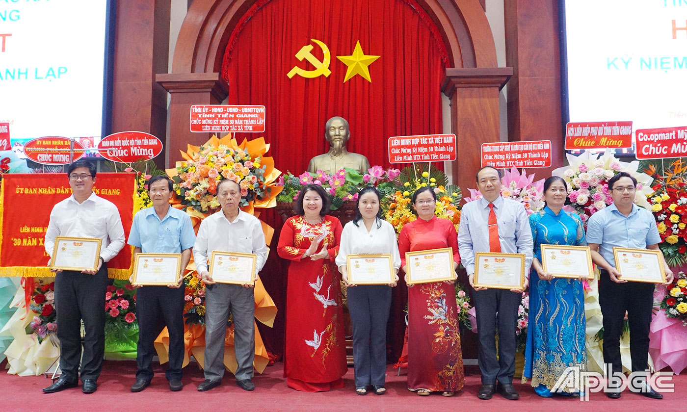 Đồng chí Cao Xuân Thu Vân trao tặng Bằng khen và Kỷ niệm chương “Vì sự nghiệp phát triển HTX” cho nhiều cá nhân đã có nhiều đóng góp vào sự nghiệp xây dựng và phát triển HTX