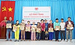 Trao 150 thẻ Bảo hiểm y tế cho hộ dân có mức sống trung bình tại huyện Cai Lậy
