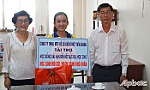 Trao học bổng cho em Nguyễn Thị Trúc Linh