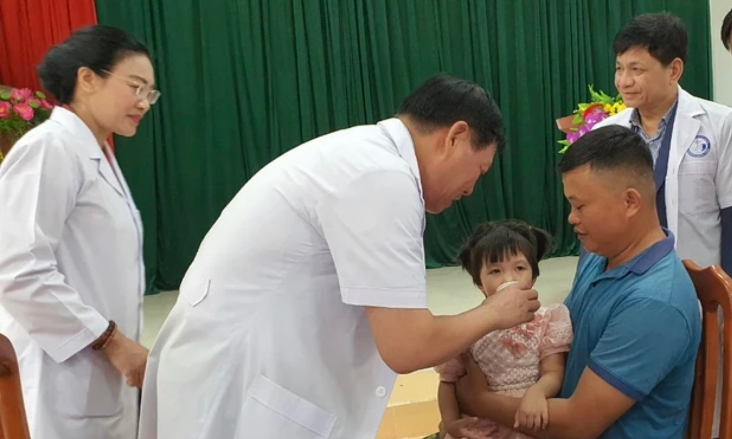 Bổ sung Vitamin A liều cao cho trẻ.
