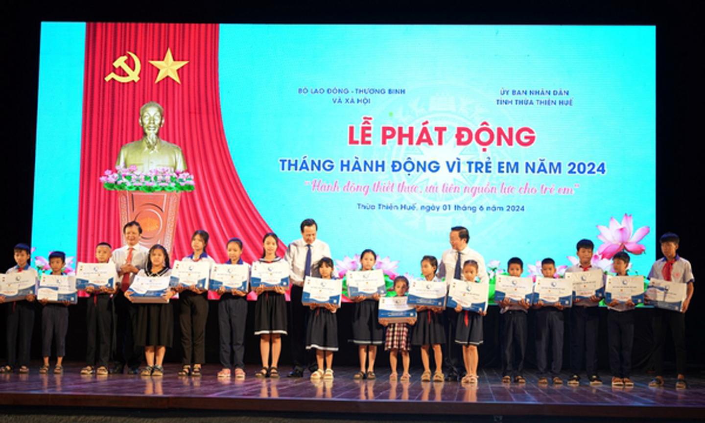 Phó Thủ tướng Trần Hồng Hà tặng quà cho các em học sinh có hoàn cảnh khó khăn - Ảnh: VGP/Đức Tuân