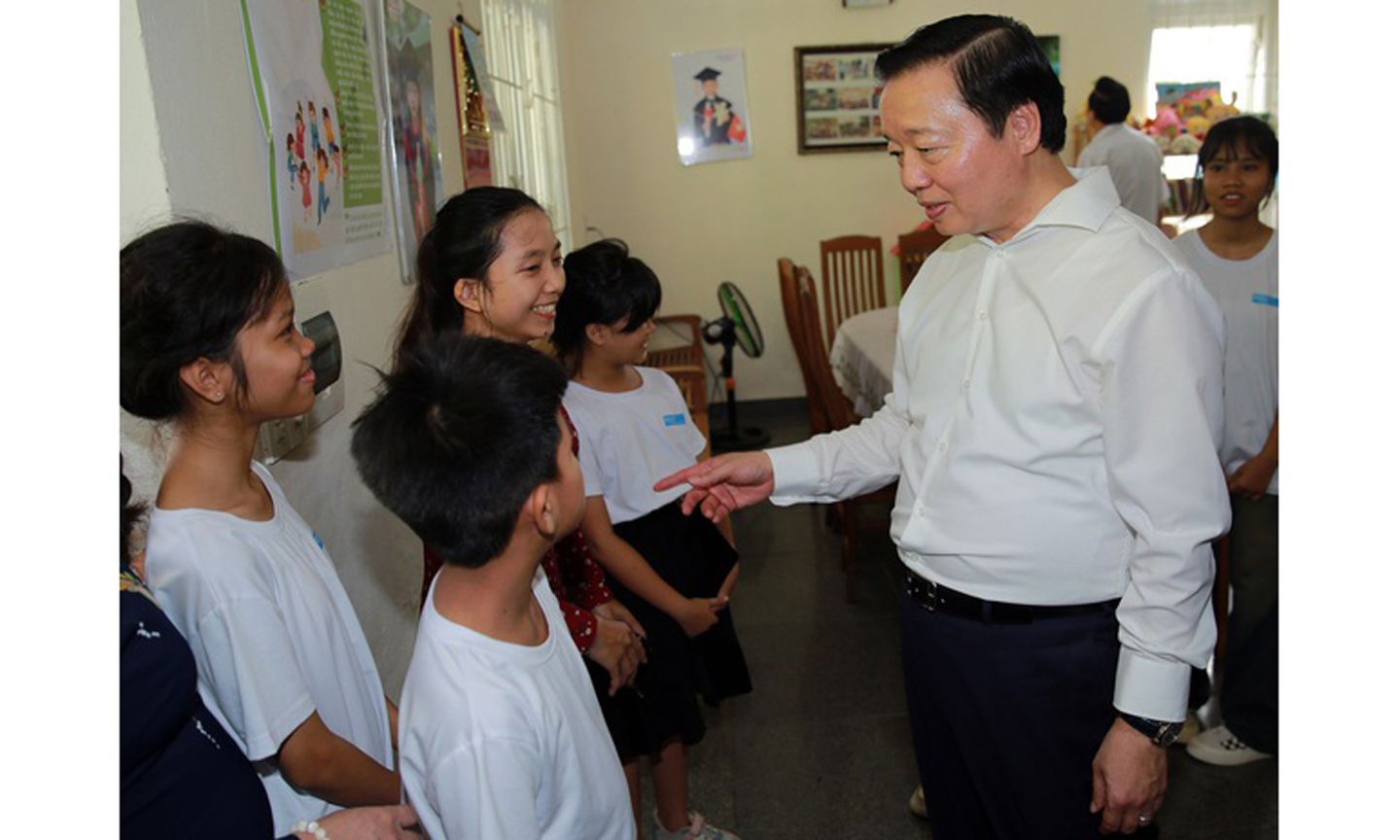 Phó Thủ tướng thăm và tặng quà cho trẻ em tại Làng trẻ em SOS Huế - Ảnh: VGP/Đức Tuân