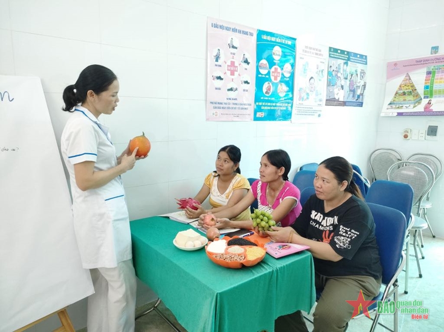 Hướng dẫn cho các bà mẹ về an toàn thực phẩm để bảo đảm dinh dưỡng cho trẻ. Ảnh: HÀ VŨ