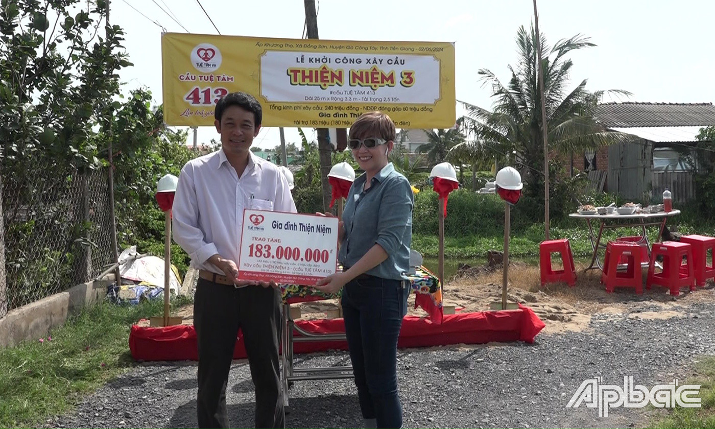 Đại diện nhà tài trợ trao bảng tượng trưng 