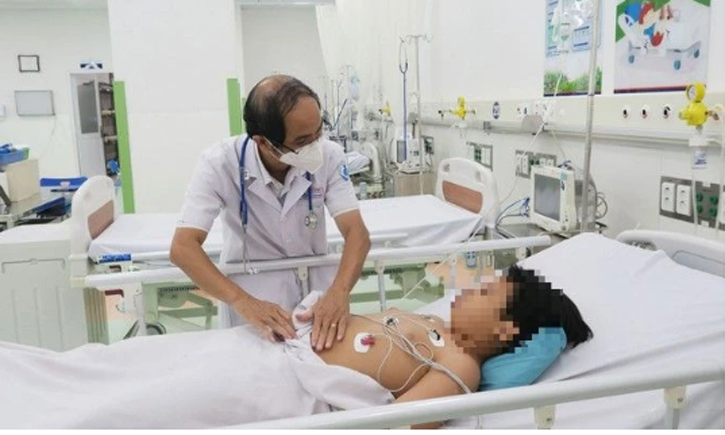 Một trong những bệnh nhân ngộ độc bánh mì được điều trị tại TPHCM