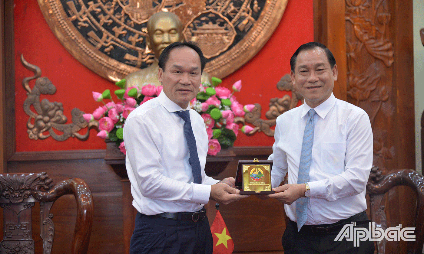 Tổng lãnh sự Lào tặng quà lưu niện cho đồng chí Nguyễn Văn Vĩnh.