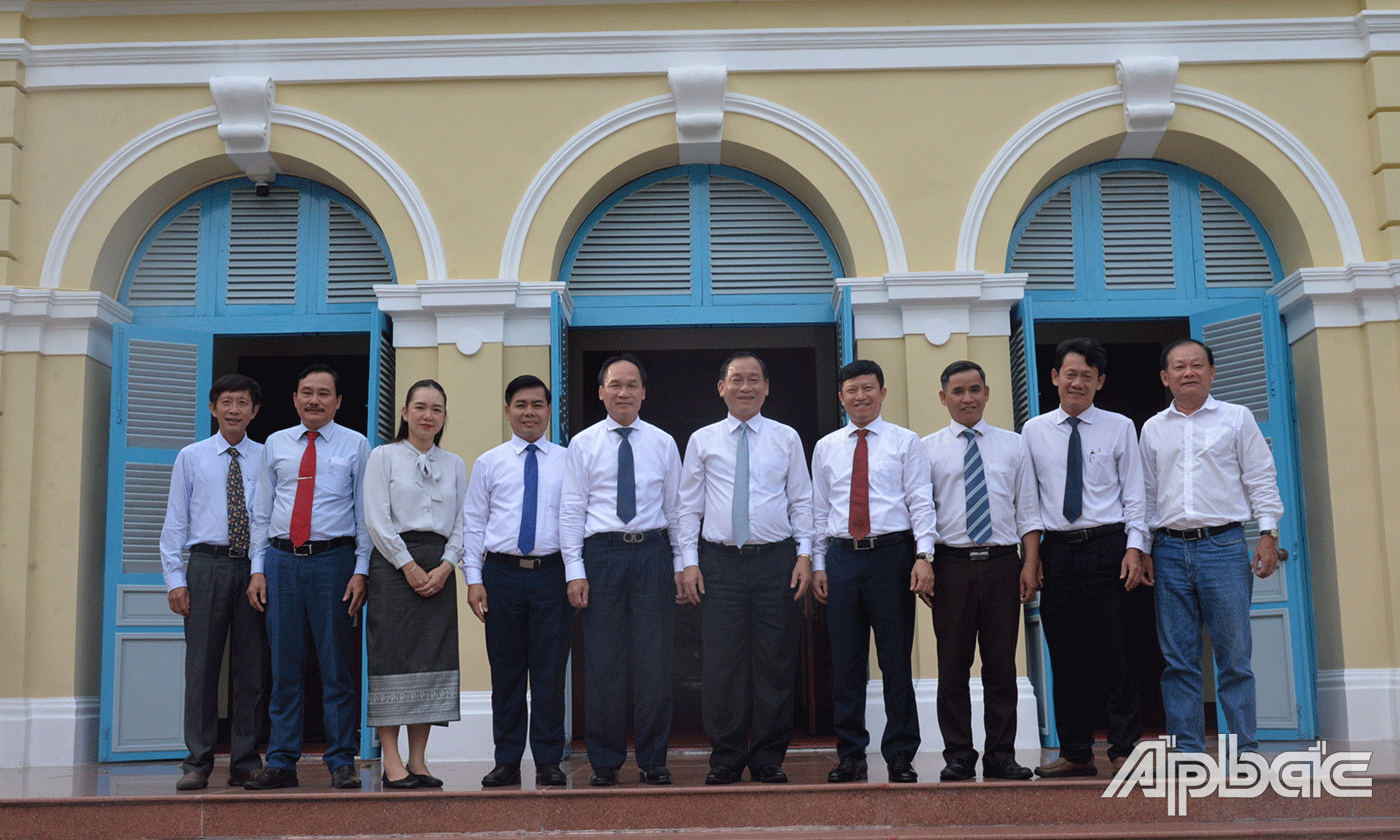 Đoàn chụp ảnh lưu niệm.