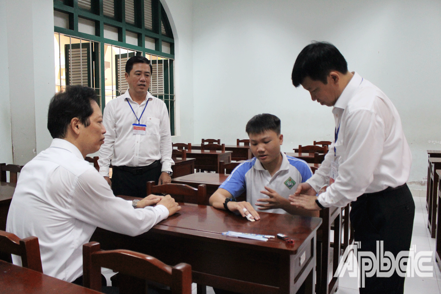 Phó Chủ tịch UBND tỉnh Nguyễn Thành Diệu và Gi ám đốc Sở Gi áo dục và Đào tạo Lê Quang Trí thăm động viên TS Đỗ Hữu Nghĩa