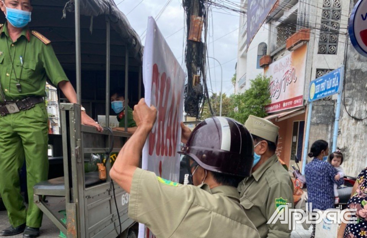 Ban ATGT TP. Mỹ Tho phối hợp xử lý các trường hợp vi phạm chiếm dụng vỉa hè, lòng đường để kinh doanh, mua bán.