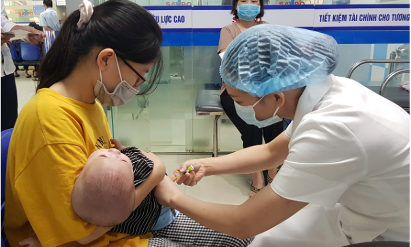 Tiêm vaccine phòng bệnh cho trẻ tại phòng tiêm chủng của CDC Nghệ An. (Ảnh minh hoạ)