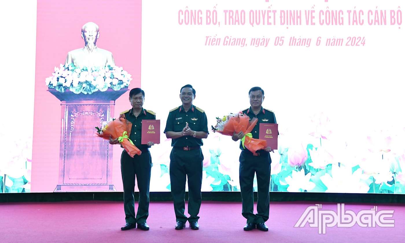 Đại tá Phạm Văn Thanh, Ủy viên Ban Thường vụ Tỉnh ủy, Chỉ huy trưởng Bộ Chỉ huy Quân sự tỉnh Tiền Giang trao Quyết định cho đồng chí Cao Văn Thảo và đồng chí Đoàn Minh Chiến.